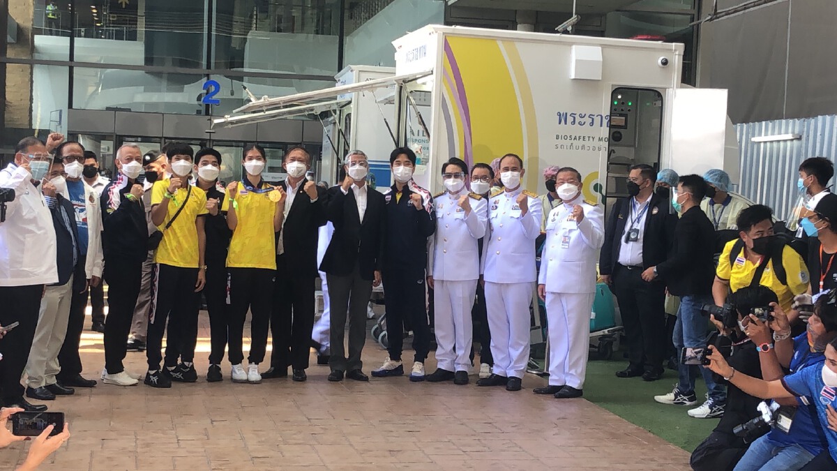 ประมวลภาพ "น้องเทนนิส" หิ้วเหรียญทองโอลิมปิกกลับประเทศไทย