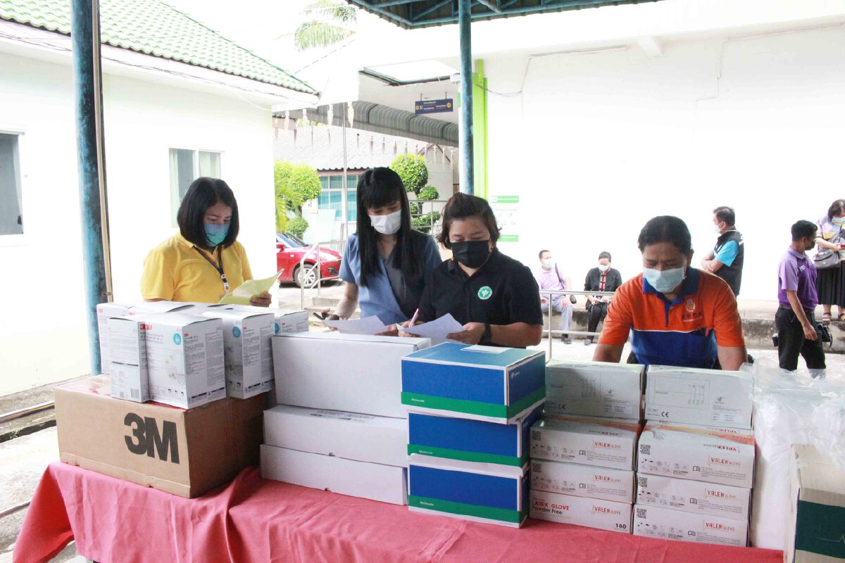 ส่งมอบอุปกรณ์ป้องกันโควิดเสริมเกราะป้องกันนักรบชุดขาว