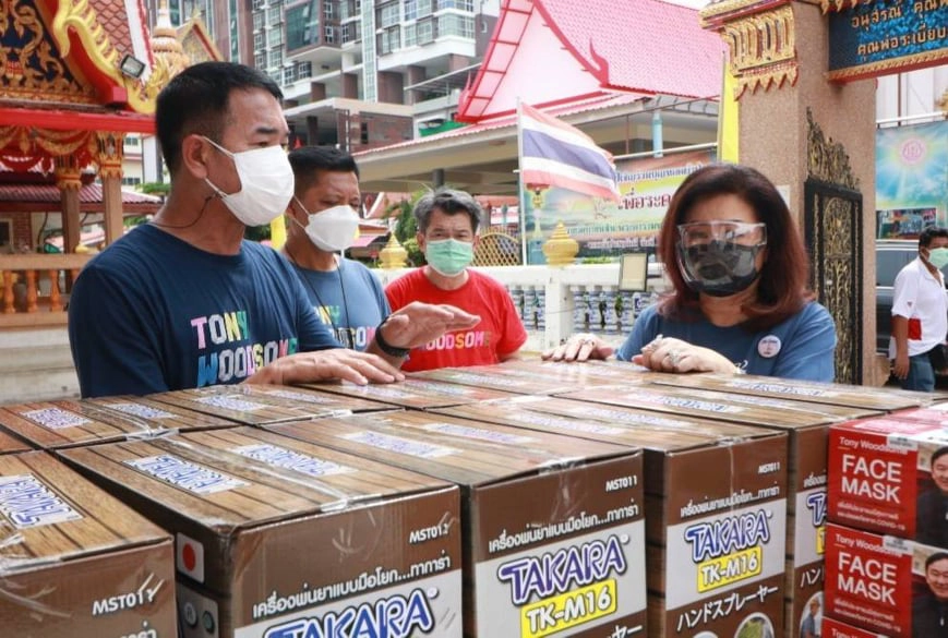“เยาวเรศ ชินวัตร” มอบถุงยังชีพช่วยผู้ป่วยโควิด ทำบุญวันเกิดทักษิณ