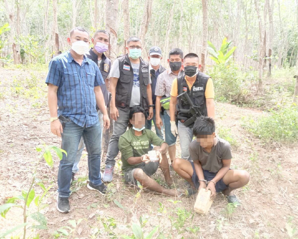 บุกจับ 2 หนุ่มค้ายาบ้า ตกใจ!!วิ่งหลบหนี ตร.ตามจับกันวุ่น สุดท้ายไม่รอด