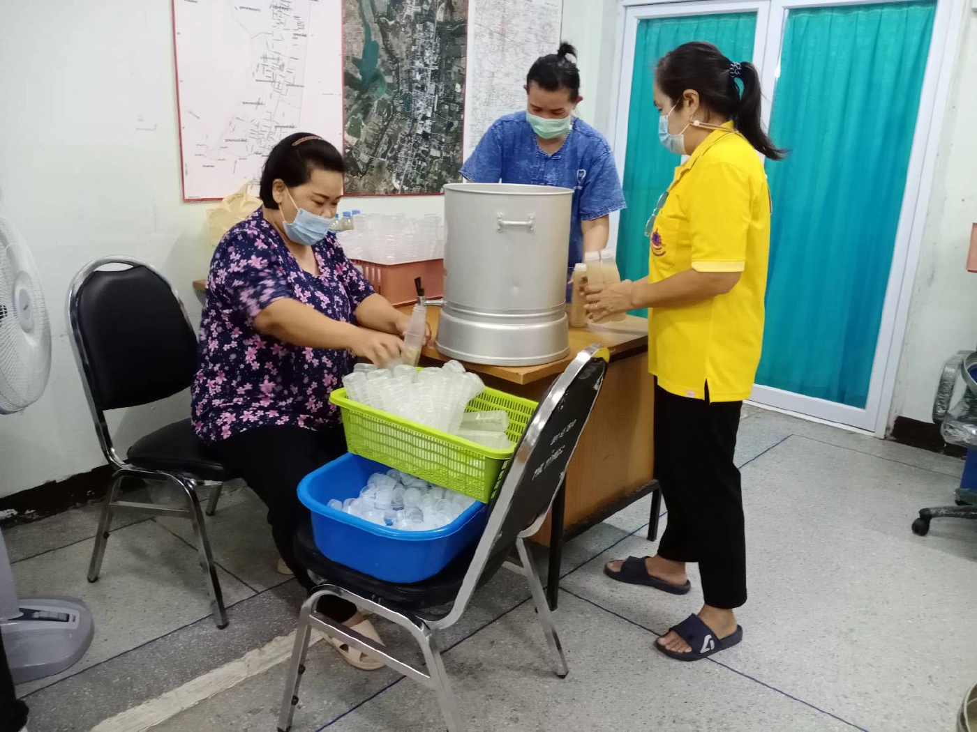 จิตอาสาชุมชนร่วมกันทำน้ำกระชายสมุนไพรสู้ภัยโควิด