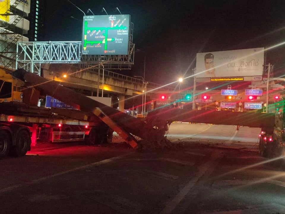 ผงะ!! คานปูนเชื่อมอาคารการทางพิเศษฯ หล่นก่อนถึงทางเข้าด่านอโศก 1 ขาเข้า