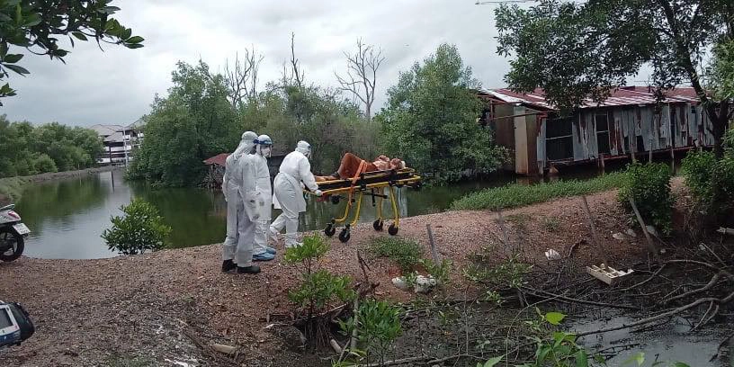 จนท.แบกคุณยายป่วยโควิดไปรักษา 