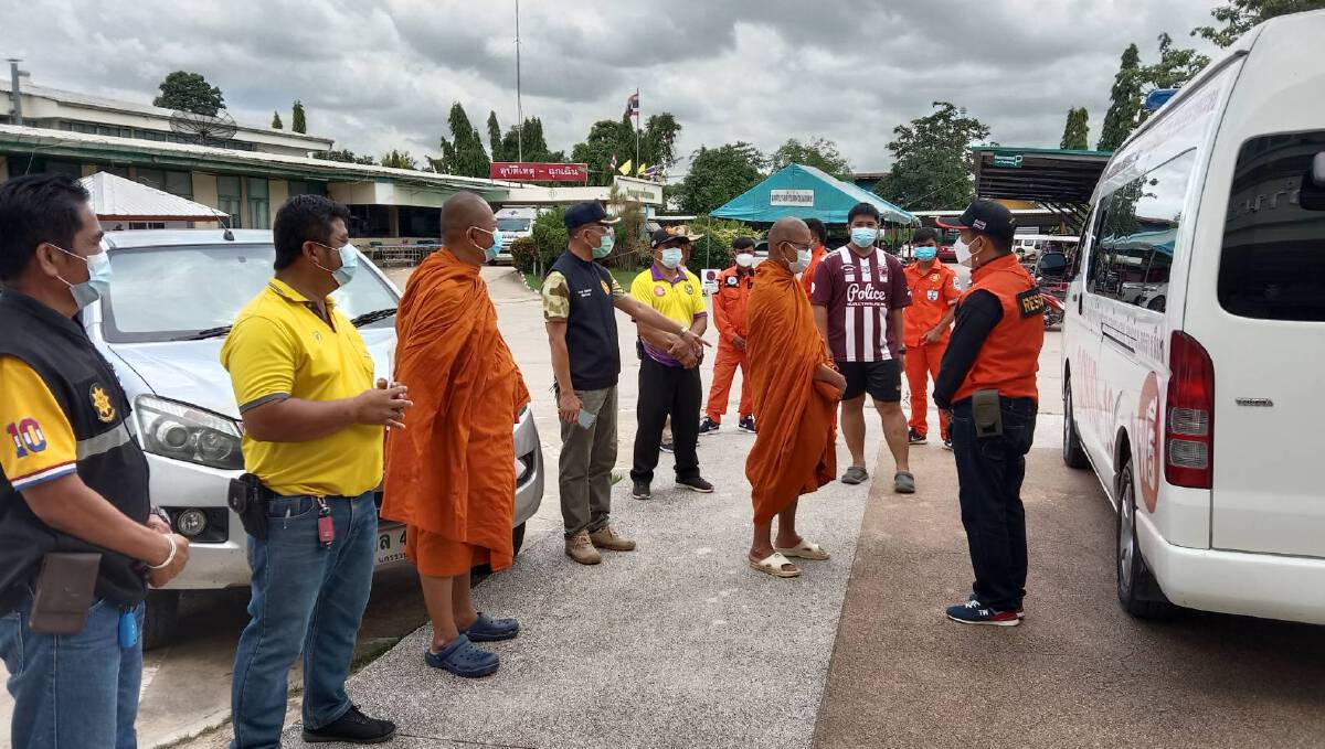 พระและชมรมกำนันผู้ใหญ่บ้านจัดรถกู้ภัยรับผู้ป่วยโควิดกลับรักษาบ้าน