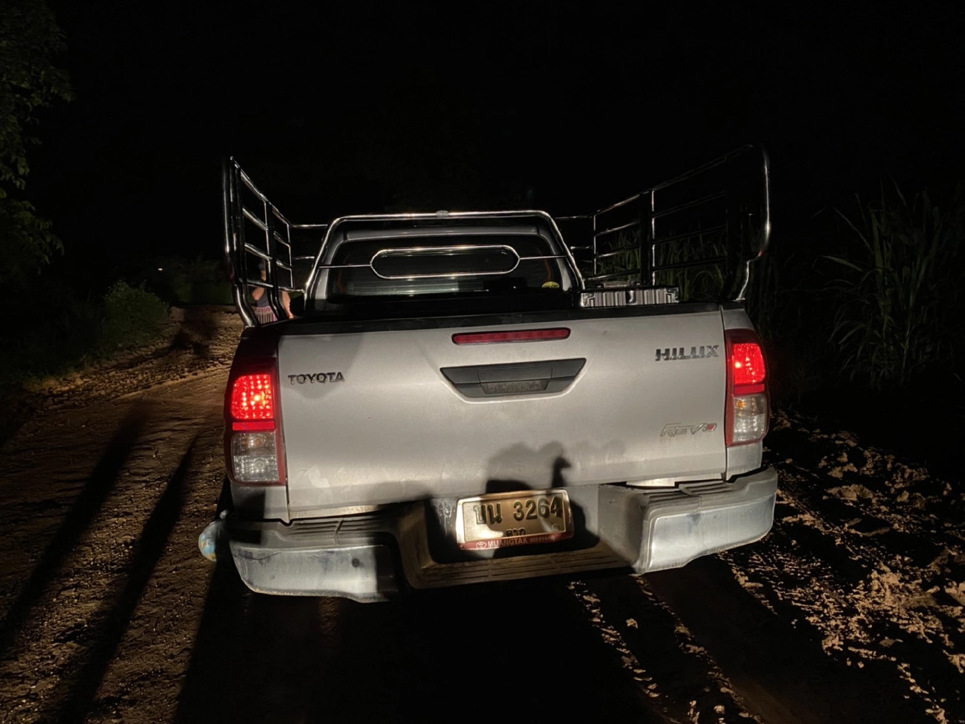 ทหารดักจับขบวนการขนแรงงานต่างด้าวไม่สนโควิดระบาด 14 คน