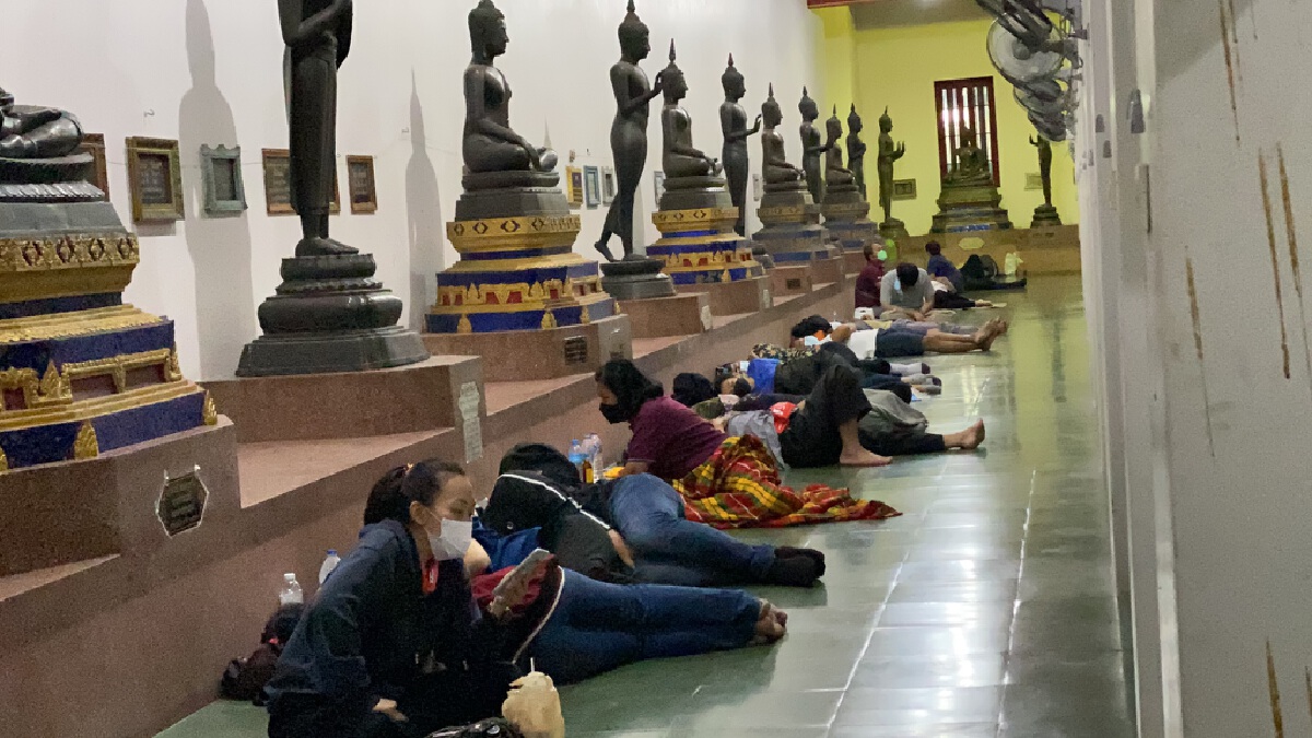 วัดพระศรีมหาธาตุฯ เปิดโบสถ์ให้ชาวบ้านกลุ่มเสี่ยงนอนรอตรวจโควิดฟรี