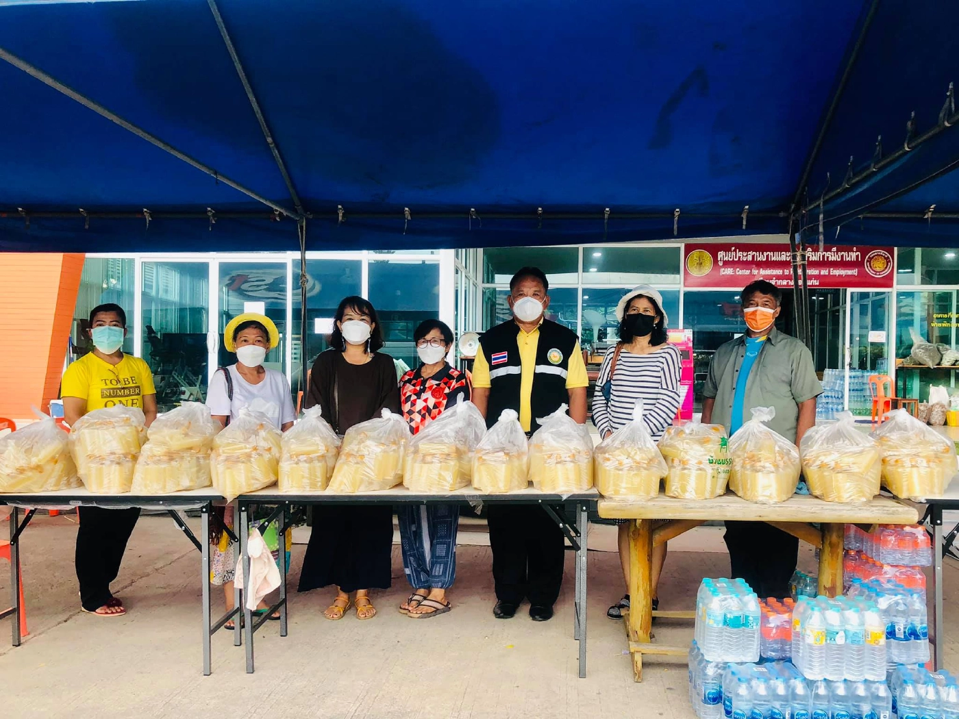 จิตอาสาชุมชนร่วมกันทำน้ำกระชายสมุนไพรสู้ภัยโควิด