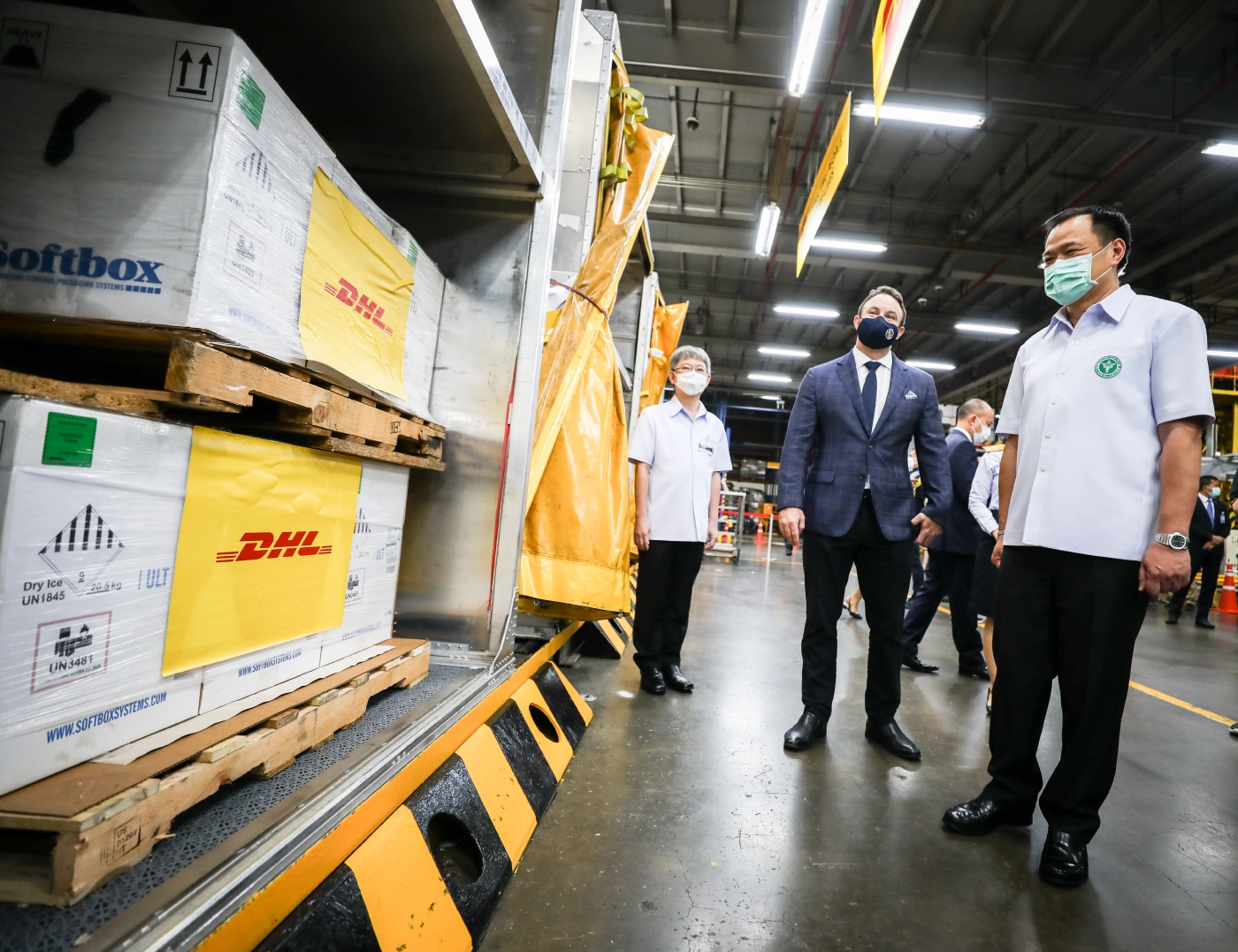 นายอนุทิน รองนายกรัฐมนตรี และ รมว.สาธารณสุข ตรวจการจัดเก็บวัคซีนไฟเซอร์