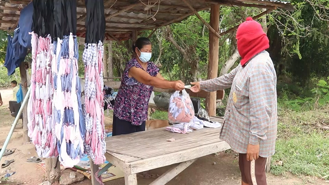 ชาวพิจิตรเปลี่ยนเศษผ้าเป็นรายได้-ถักเปลญวนขายริมถนน