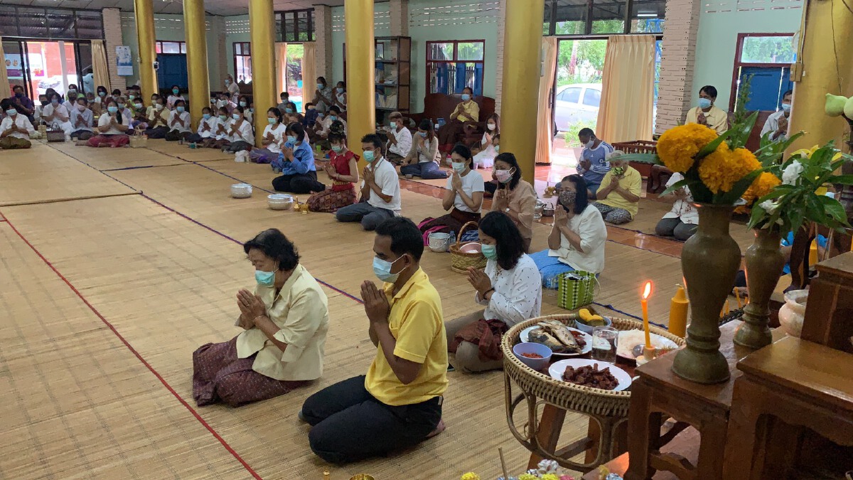 ปชช.แห่ทำบุญวันอาสาฬหบูชาท่ามกลางสายฝน พร้อมปฏิบัติตามมาตรการโควิด