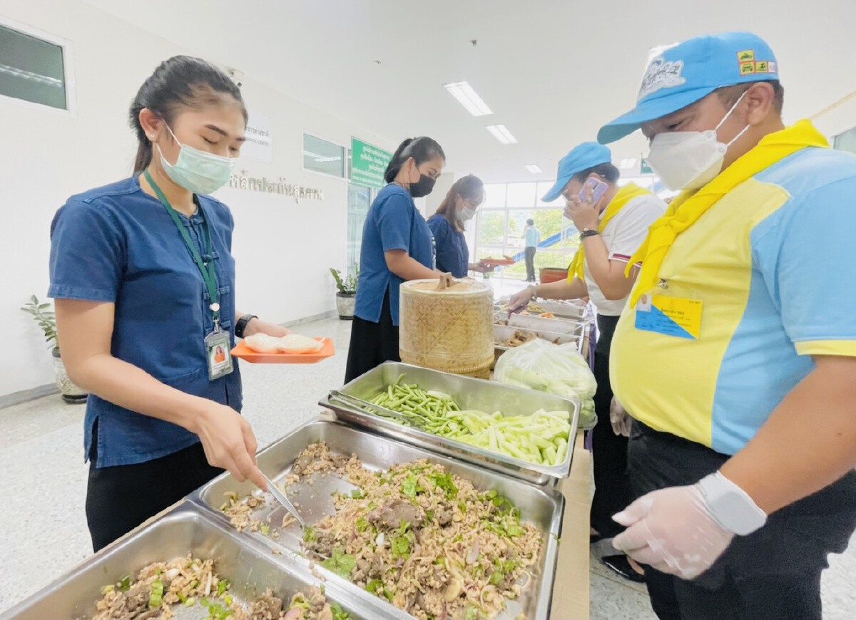 ตำรวจวังน้ำเขียวจัดเมนูอีสาน เลี้ยง หมอและพยาบาล เติมใจสู้โควิด