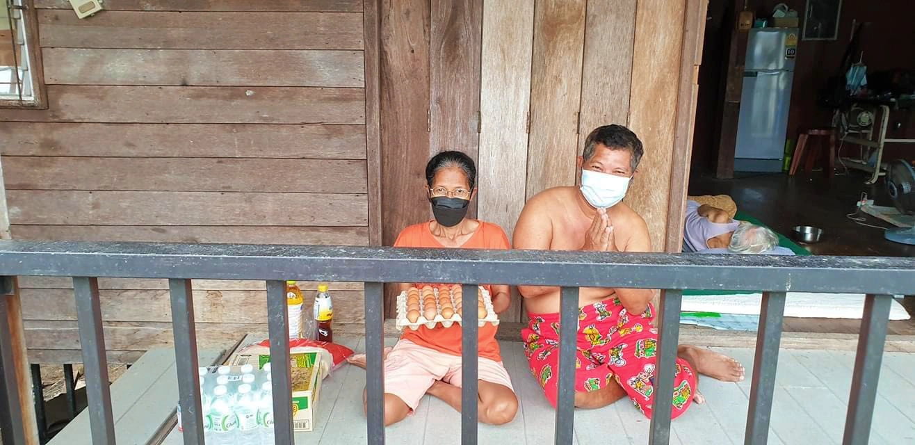 พระครูกาชาดเจ้าอาวาสวัดประดู่หอม เดินหน้าแจกสิ่งของจำเป็นชาวบ้านกักตัว