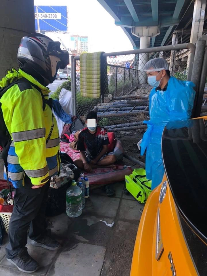 ตำรวจ191เข้าช่วยเหลือชายเร่ร่อนกรีดคอใต้สะพานลอยแยกสุทธิสาร