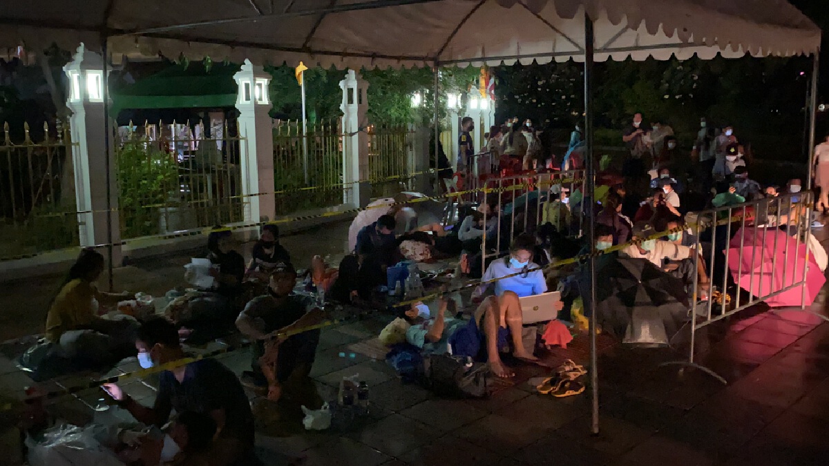 บรรยากาศวัดพระศรีมหาธาตุ บางเขน คนจองคิวตรวจโควิด-19 ใกล้เต็มแล้ว