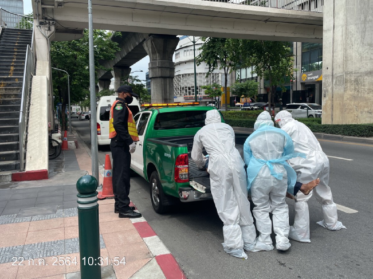 ช่วยชายเร่ร่อนสะพานลอยย่านบางซื่อ สภาพอ่อนแรง ตรวจเบื้องต้นไม่ติดโควิด