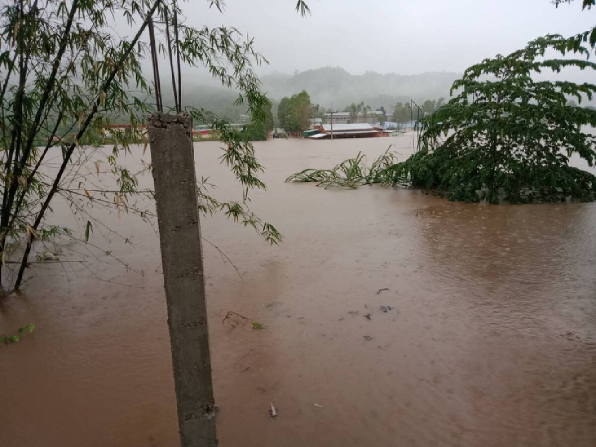 ฝนกระหน่ำทั้งวันทั้งคืนแม่ค้าริมเมยเร่งย้ายของหนีน้ำทะลัก 