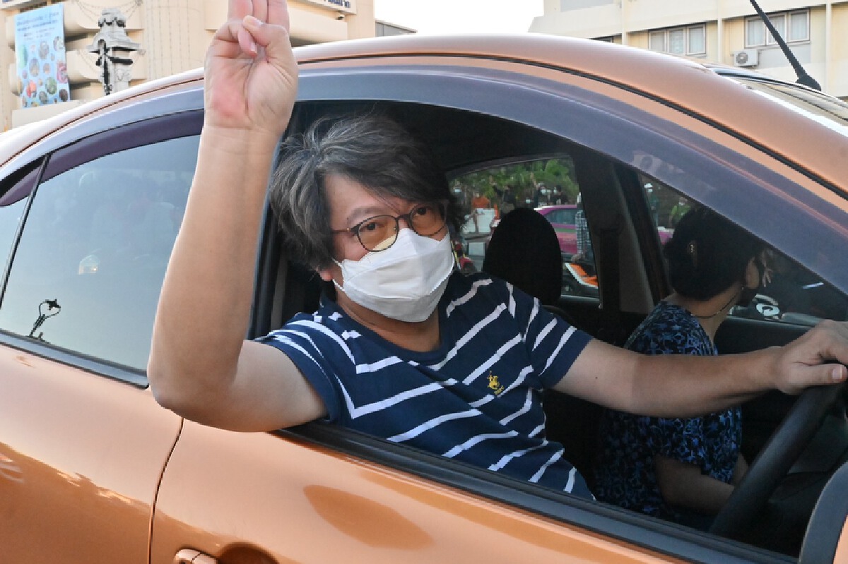 สกัดม็อบ "บก.ลายจุด" โผล่ชู 3 นิ้ว ไล่นายกฯ หวิดเผชิญหน้ากลุ่มทนายนกเขา