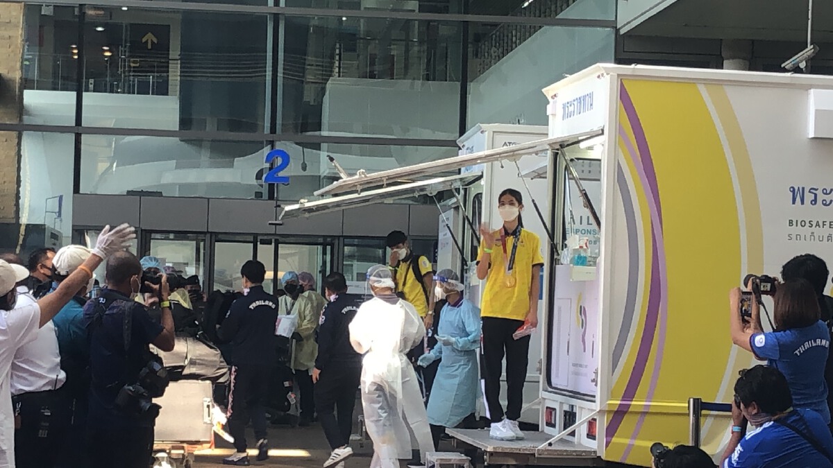 ประมวลภาพ "น้องเทนนิส" หิ้วเหรียญทองโอลิมปิกกลับประเทศไทย
