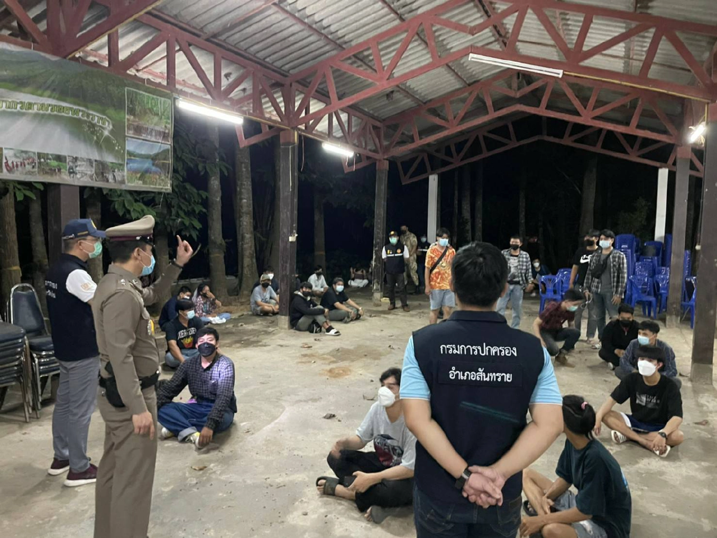 จับกลุ่มวัยรุ่นมั่วสุ่มที่อ่างเก็บน้ำห้วยโจ้-ฝ่าฝืนคำสั่งโควิด