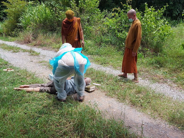 ชายชราที่ติดโควิด-19 ถูกลูกสาวนำขึ้นรถมาทิ้ง 