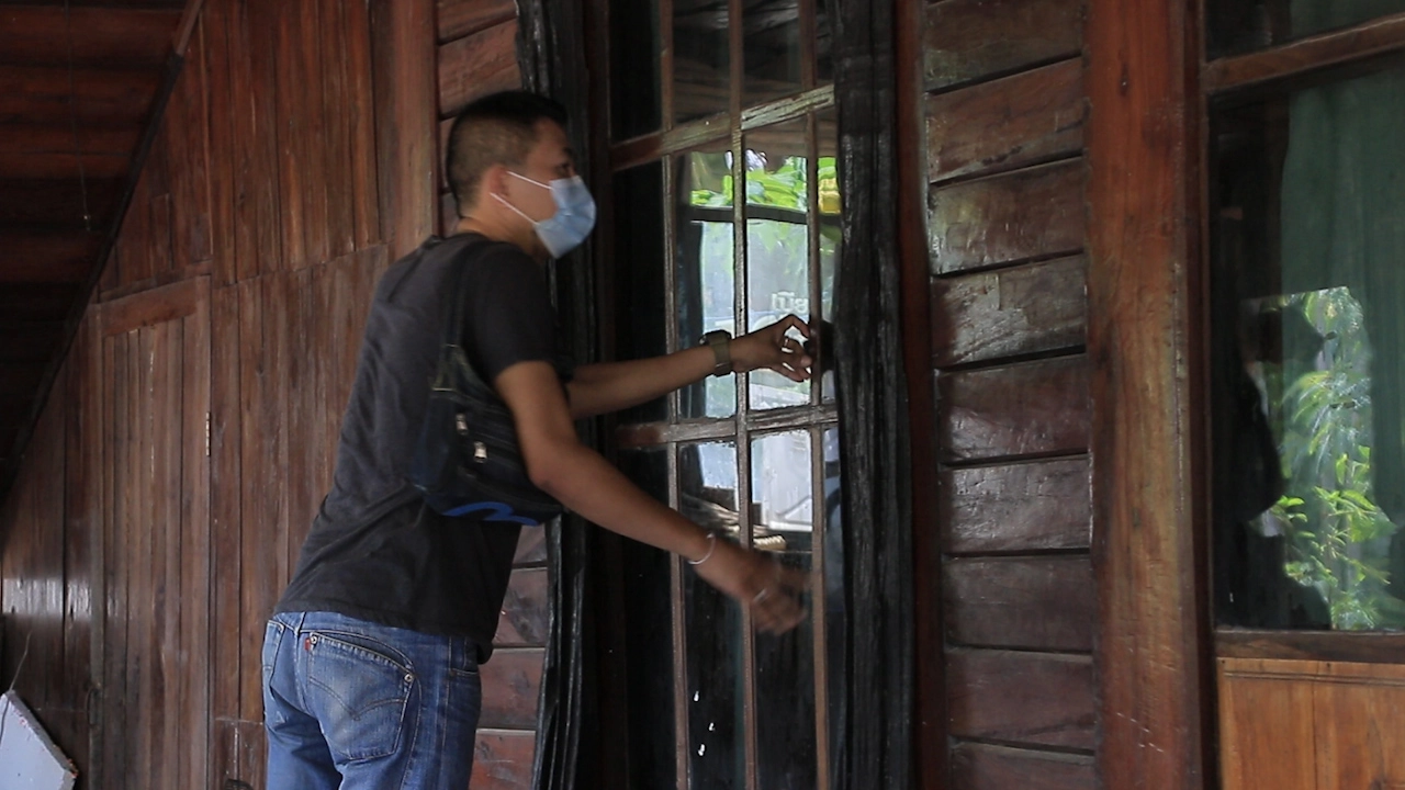 ตร.ลงพื้นที่หาหลักฐานสอบเข้ม ปมคนร้ายสวมโม่งบุกทำร้ายหญิงสาวในบ้าน