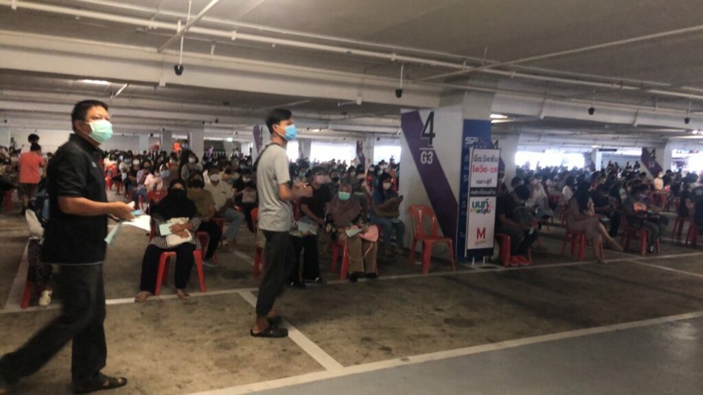 คนรอคิวฉีดวัคซีนแน่น หวั่นเกิดคลัสเตอร์ห้างดังนนทบุรี
