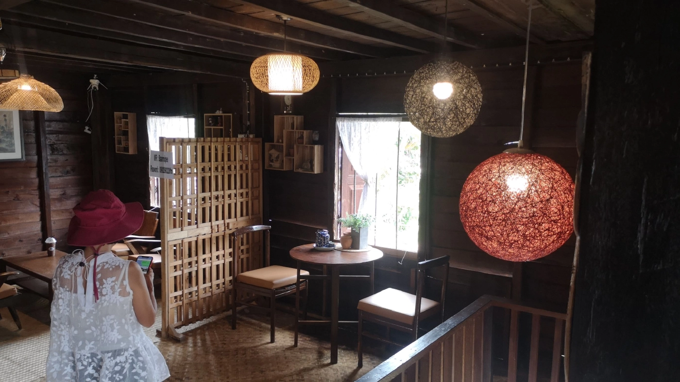 อดีตข้าราชการสานฝันวัยเด็ก แปลงบ้านไม้ 100 ปี ให้เป็นคาเฟ่