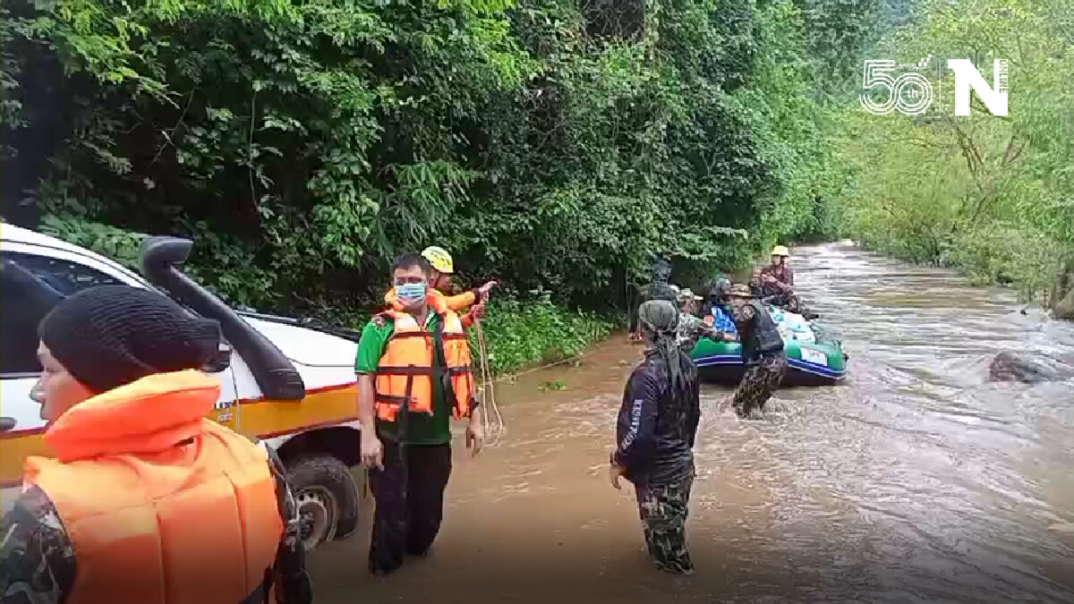 ลุยน้ำท่วมช่วยชาวบ้าน "บางกลอย" หลังฝนเทลงมา ทำน้ำท่วมสูง 1.5 เมตร