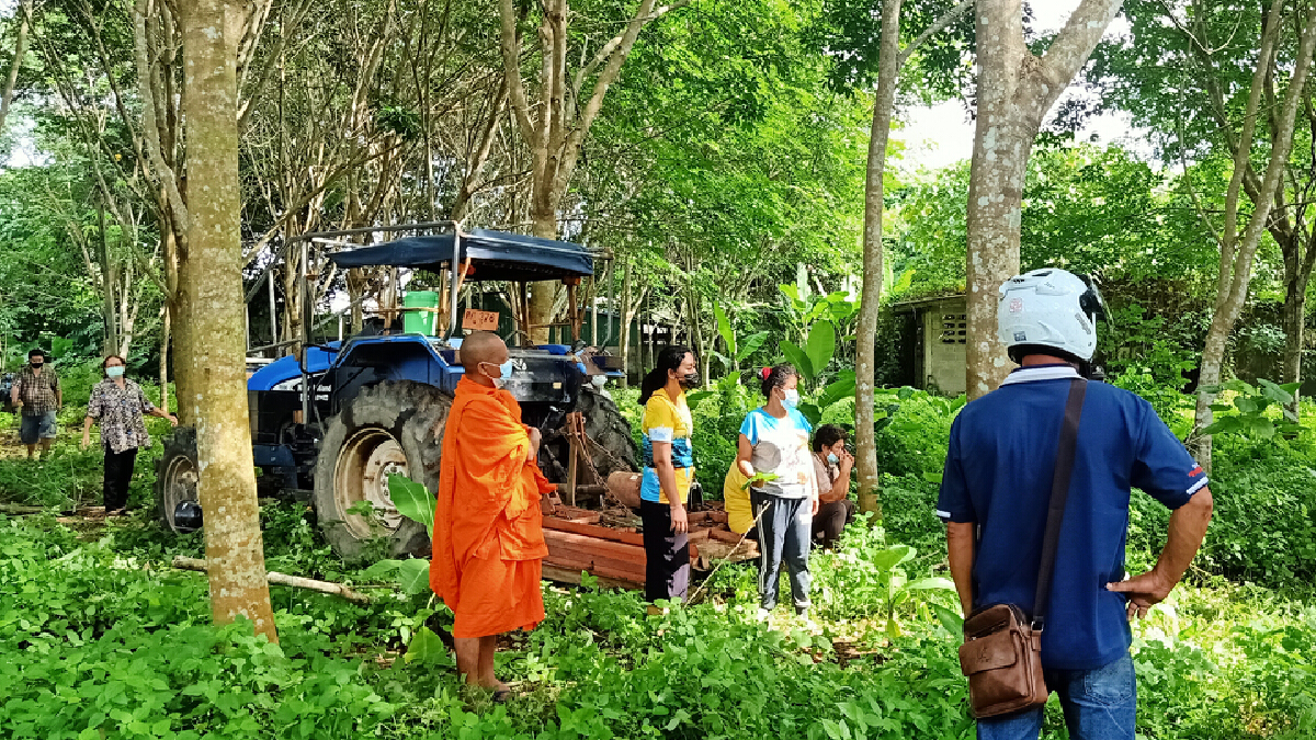 สุดเศร้า!! ชายวัย 62 ปี พลาดตกรถไถ ก่อนถูกเหยียบซ้ำดับคาที่