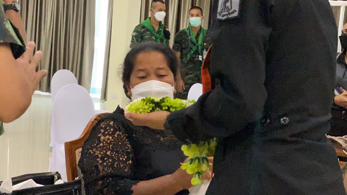 สะเทือนใจ!! รดน้ำศพทหารกล้าเหตุระเบิดครอบครัวเศร้าหนักมีแผนแต่งงาน