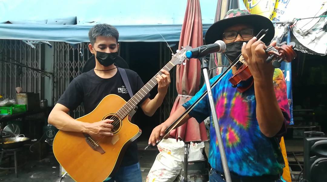 เจ้าของร้านอาหารสู้ชีวิตถูกพิษโควิด-หันเล่นดนตรีเปิดหมวก