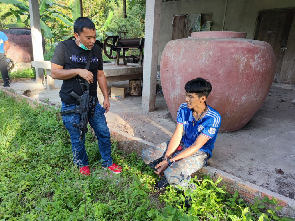 สุดฮา..พ่อค้ายาเสพติดหายตัวลงโอ่งสุดท้ายถูกจับจนมุม