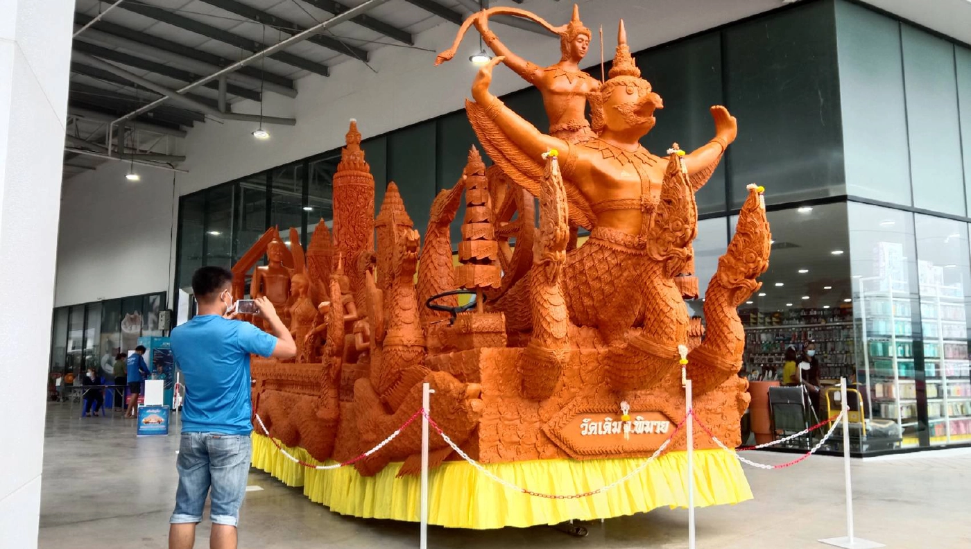 เทียนพรรษาวัดเดิม อ.พิมาย จอดโชว์หน้าห้างหลังถูกยกเลิกขบวนแห่เพราะโควิด