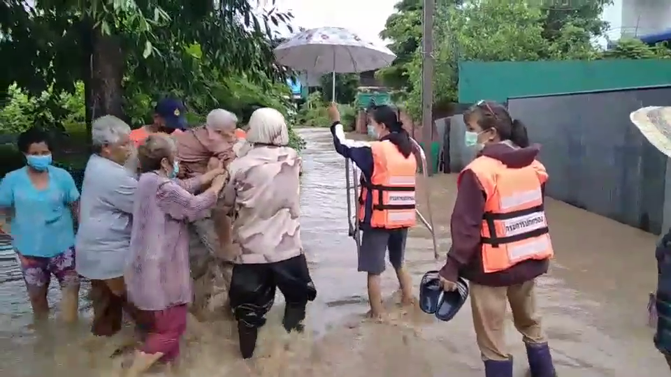 ฝนกระหน่ำทั้งคืนชาวแม่ระมาดอพยพผู้สูงอายุหนีน้ำป่าทะลัก