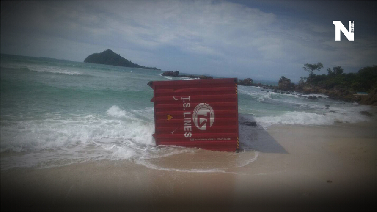 มาได้ไง! ตู้คอนเทนเนอร์ เกยตื้น หาดบุโหลนไม้ไผ่