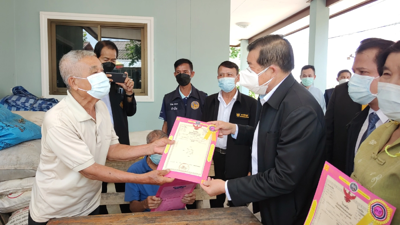 รมช.มหาดไทยมอบโฉนดที่ดินให้ชาวน่าน 50 แปลง