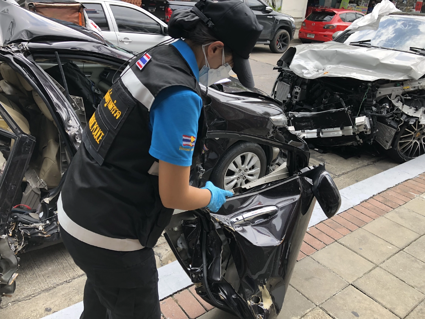 พิสูจน์หลักฐาน ตรวจสภาพรถสองคัน หาทิศทาง-ตำแหน่งขณะพุ่งชน