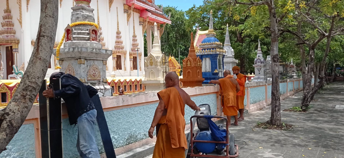 รวมพลังพระ ระดมแรงแข็งขันกันซ่อมแซมกำแพงวัด