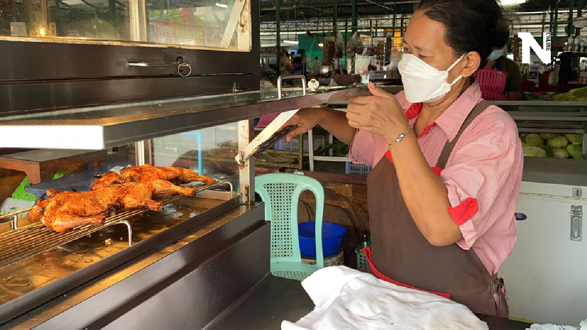 2 ผัวเมียอุ้มลูกขับเก๋งตระเวนขโมยถังเเก๊สย่านตลาดสดบัวทองเคหะ