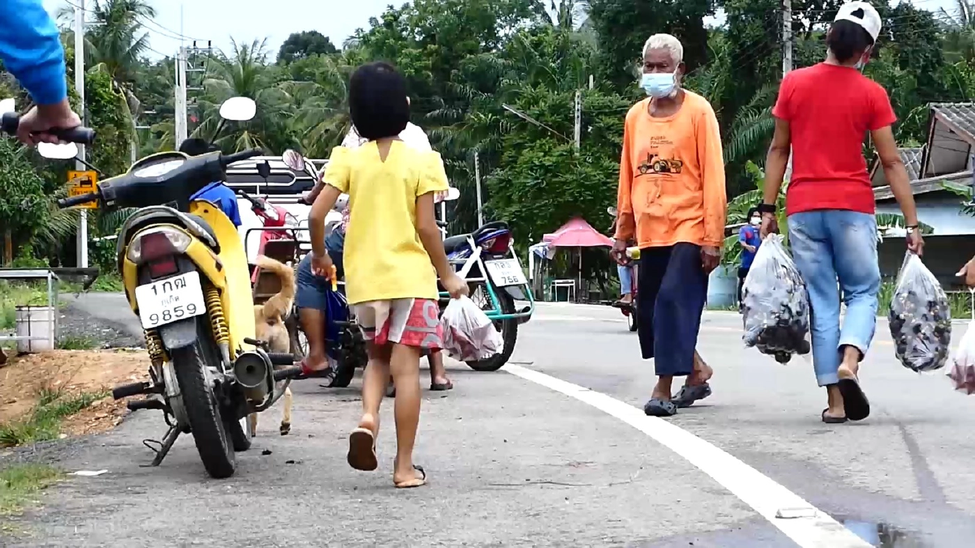 นายกอบจ.ชุมพรและกลุ่มเพื่อน ลุยซับน้ำตาแบ่งปัน "มังคุดปันสุข" ชาวประมง