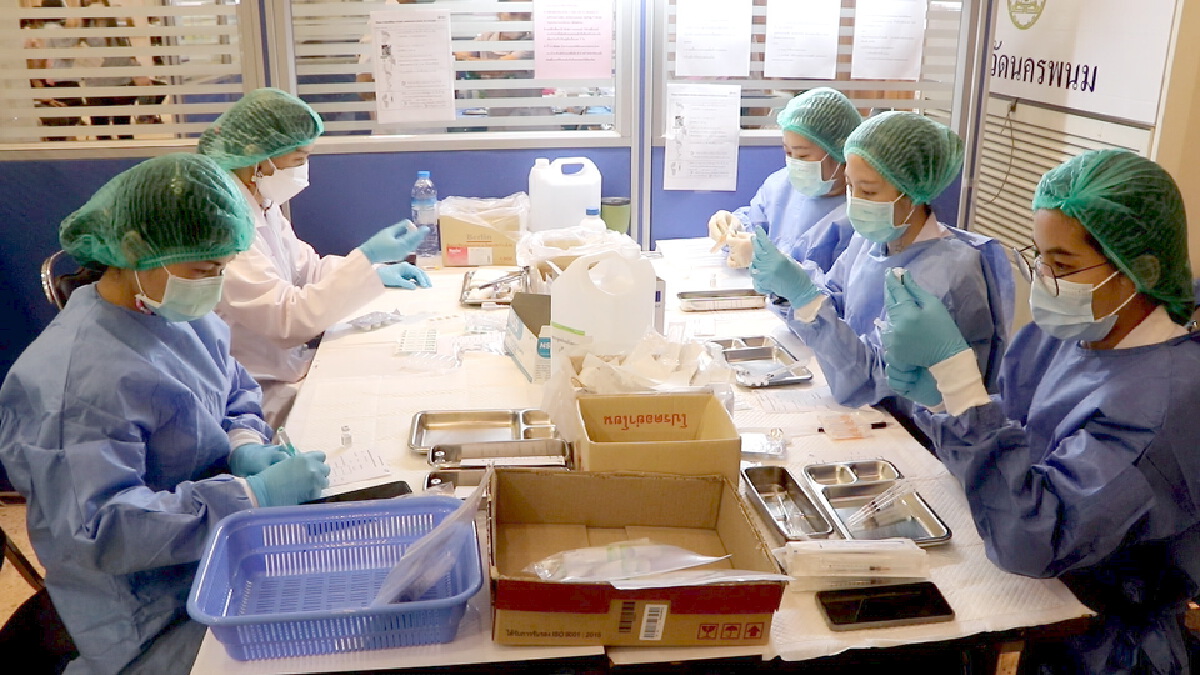 Pfizer เข็มแรกปักแขนชาวนครพนมแล้ว  ไม่เว้นแม้สัปเหร่อด่านสุดท้าย