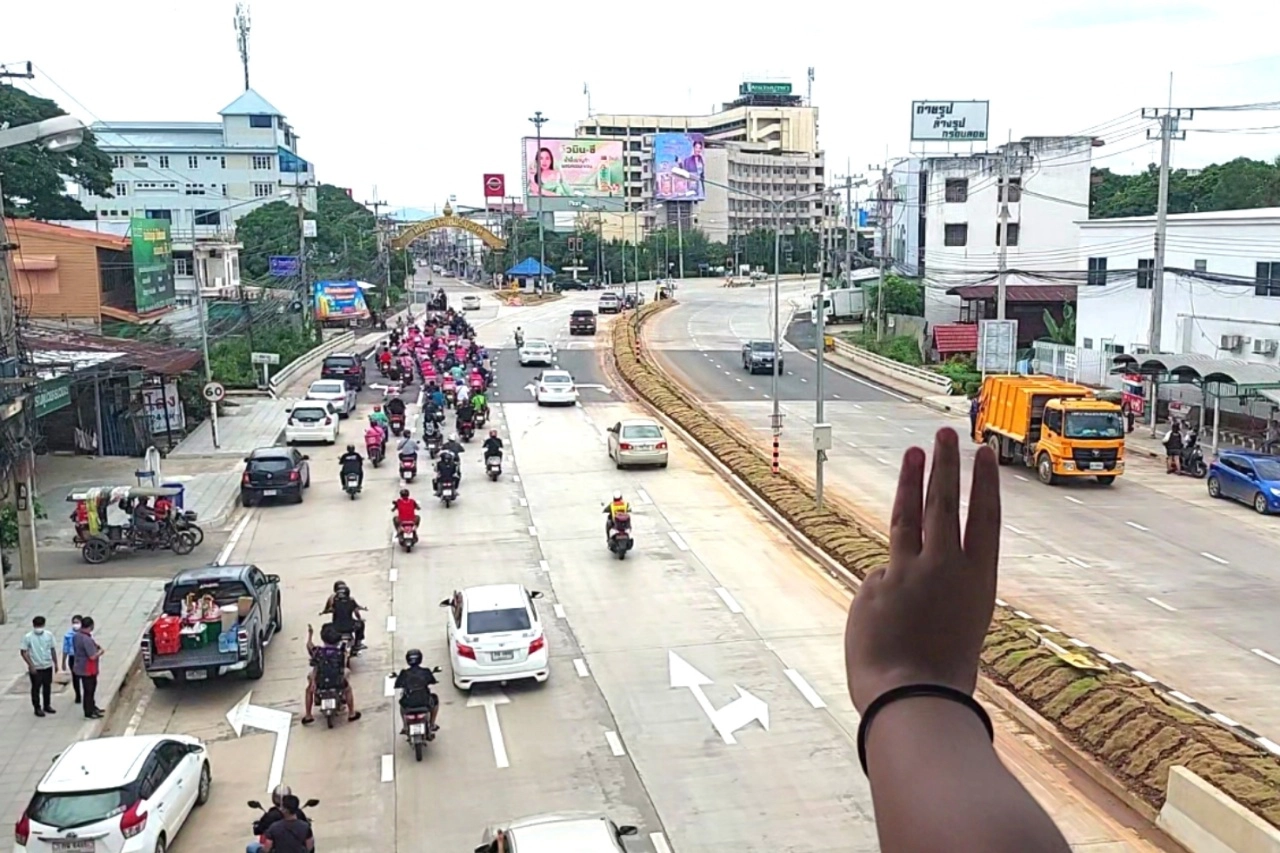 ชาวเมืองมะขามหวานขับรถร่วม "คาร์ม็อบ"ไล่“บิ๊กตู่”