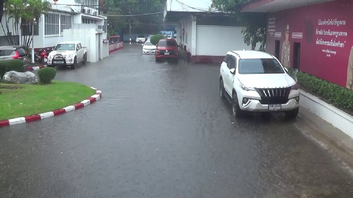 ฝนถล่มกว่า 1 ชม.น้ำท่วมขังถนนหลายสายในเขตเทศบาล