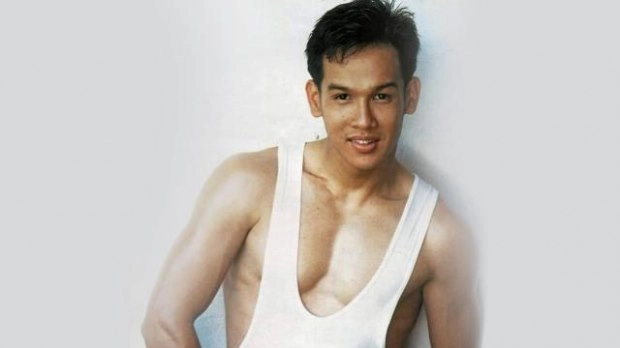 เปิดประวัติ &quot;หนุ่มเสก&quot; อดีตนักร้องดังสู่คนปกป้องสถาบัน 