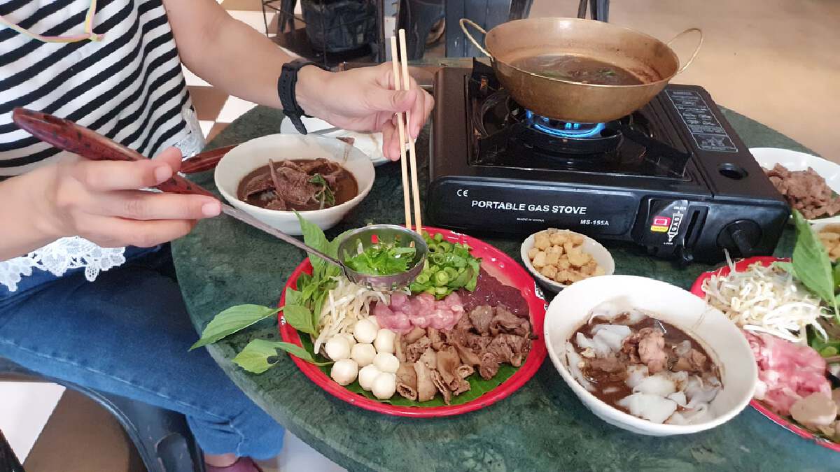 "ท่าช้างคาเฟ่" ฮึดสู้เปิดขายก๋วยเตี๋ยวเรือฝ่าวิกฤติโควิด