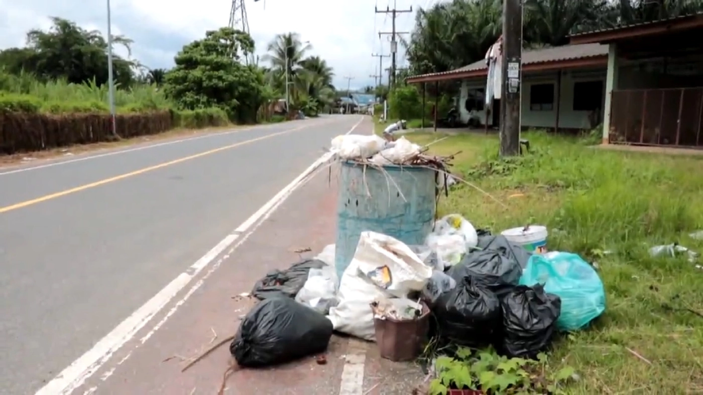 ชาวบ้านโวย!ขยะล้นถังทิ้งนาน 2 เดือน กังวลขยะติดเชื้อ