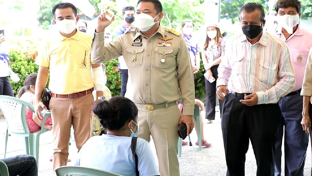 นำชุด ATK ตรวจประชาชนพื้นที่ ทต.บ้านใหม่ ตัดวงจรเชื้อโควิด-19 ในชุมชน