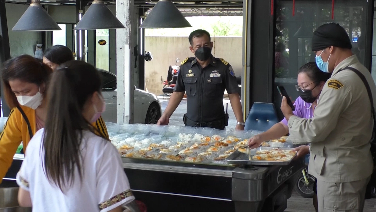 ข้าวแกงรวยน้ำใจ2อย่าง19บาทไม่อิ่มเพิ่มได้ ช่วยเหลือกันช่วงโควิด