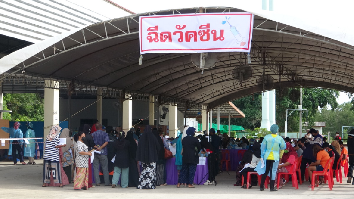 ชาวปัตตานีแห่ฉีดวัคซีนชิงโชค นายกทม.บ่อทองควักเอง
