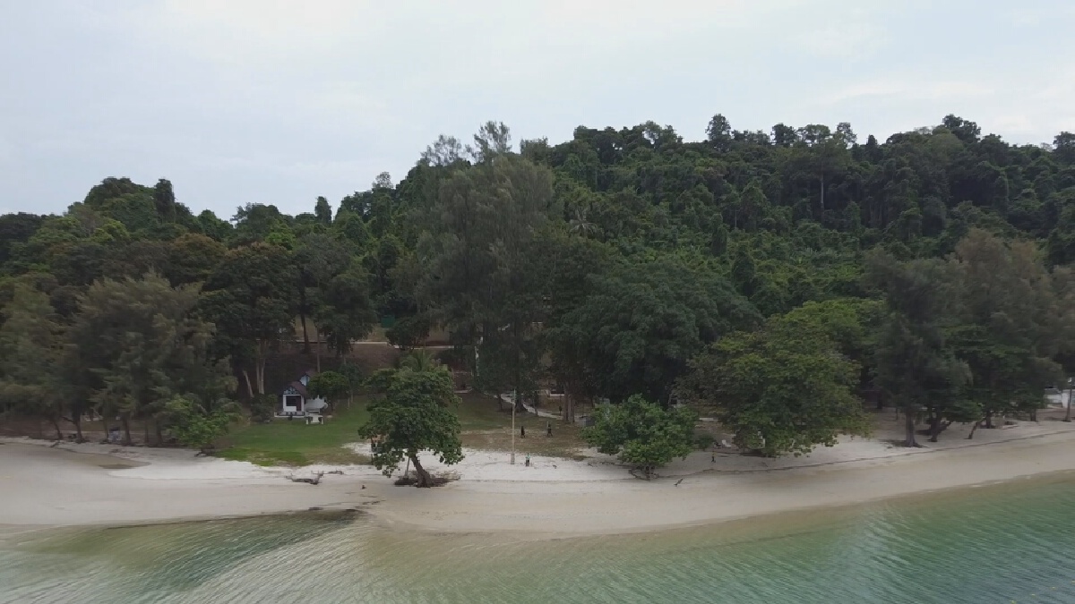 งามล้ำภาพมุมสูงเกาะละวะใหญ่ หาดสวย ทะเลใส เพชรเม็ดงามในอ่าวพังงา